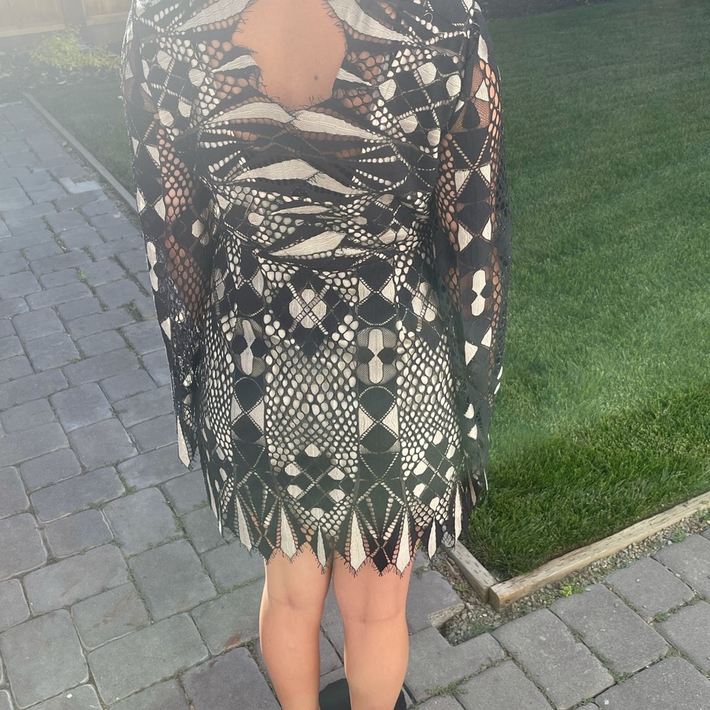 Unique lace dress - Picture 3 of 4